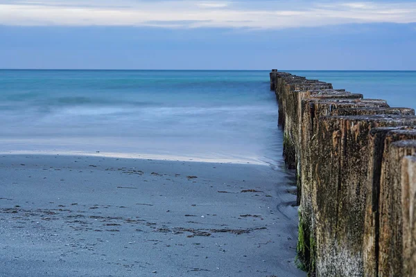 Groynes Vyčnívající Moře Zingst Dlani Perspektiva Zaměřena Obzor — Stock fotografie