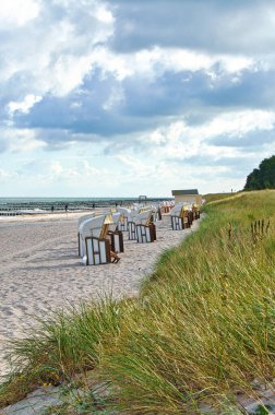 Deniz manzaralı, Baltık Denizi sahilindeki plaj sandalyesi. Ufuktaki bulutlar