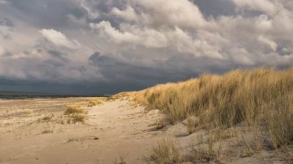 Baltikum Tengerpartján Felhőkkel Dűnékkel Stranddal Túrázás Ősszel Nagyszerű Táj Egy — Stock Fotó