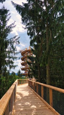 Saar döngüsünde kıyafet, Saar manzaralı gözlem kulesi. Manzara manzarası. Baumwiofelpfard 'dan gözetleme kulesine ulaşırsın..