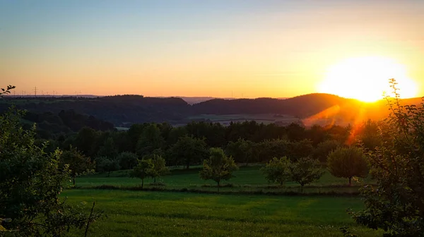 Ηλιοβασίλεμα Στο Saarland Ένα Λιβάδι Δέντρα Και Θέα Στην Κοιλάδα — Φωτογραφία Αρχείου