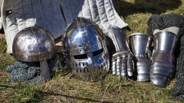 Ortaçağ ekipmanları, kask, metal eldiven, zırh. Ortaçağ gösterisinde eski zamanlara dalarsınız. Gösteri, hokkabazlar ve eğlence.