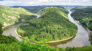 Ağaç tepesinden saarschlelife manzarası. Saarland 'da bir gözetleme kulesi. Saf doğa. Manzara güzel bir manzara