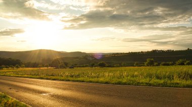 Saarland 'da güneşli bir gün. Vadideki çayırların üzerinden manzaralı. Gökyüzünde güneşli bulutlar ve otlayan inekler. Biraz oyalanalım, dinlenelim ve eğlenelim.