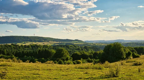 Saarland 'da güneşli bir gün. Vadideki çayırların üzerinden manzaralı. Gökyüzünde güneşli bulutlar ve otlayan inekler. Biraz oyalanalım, dinlenelim ve eğlenelim.