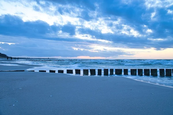バルト海のビーチで日没 グロインは海に到達する 青空に雲が浮かぶ青い時間 Zingstの風景写真 — ストック写真