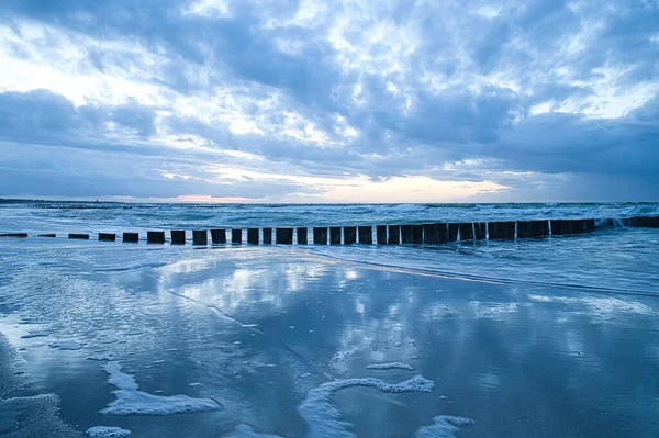 波罗的海海滩上的落日 海滩上的反思 Groynes伸向大海蓝蓝的时辰 乌云密布 Zingst的风景照片 — 图库照片