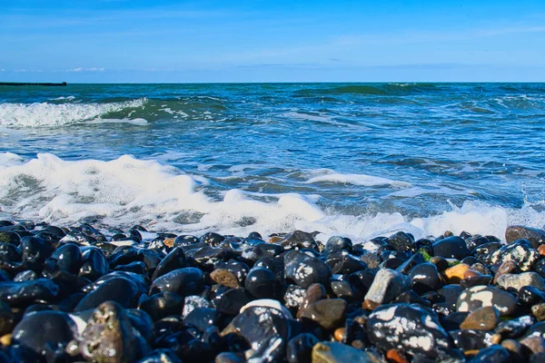 Baltık Denizi sahilinde bir sürü taş vardı. Ek olarak dalgalar plajda yuvarlanıyor. Doğa manzarası