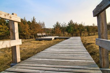 Ulusal parkta, Darss nehrinde, banyo yapmak, izinsiz girmek yasaktır. Baltık Denizi 'ndeki tehlikeli kum tepeleri ve uçurumlar. Hayvan koruması.