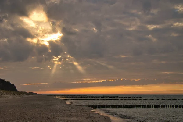バルト海のビーチで 強い色の夕日 海に撃たれた風景 — ストック写真