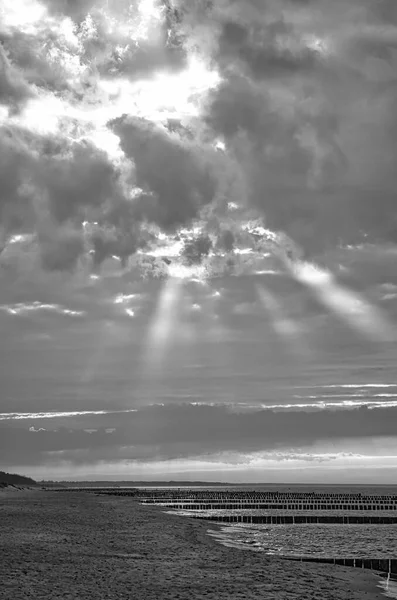 春にはバルト海のZingstのビーチの上の景色 黒と白の海を歩いてください 雲を空に動かす — ストック写真