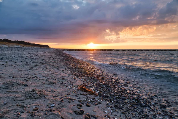 Baltık Denizi 'nde gün batımı. Deniz, güçlü fasulye renkleri. Plajda tatil. Dartta romantik bir ruh hali. Peyzaj fotoğrafı.
