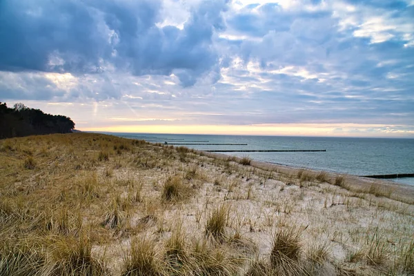 日落时俯瞰波罗的海的沙丘 天空中明亮的色彩 沙丘草 沙滩和呻吟 景观摄影 — 图库照片