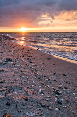 Baltık Denizi 'nde gün batımı. Deniz, güçlü fasulye renkleri. Plajda tatil. Dartta romantik bir ruh hali. Peyzaj fotoğrafı.