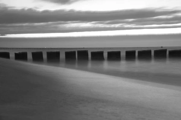 Zonsondergang Zwart Wit Het Strand Van Oostzee Groynes Steken Uit — Stockfoto