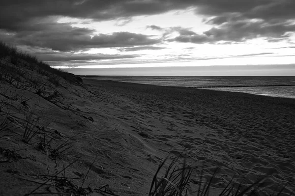 Στην Παραλία Της Βαλτικής Θάλασσας Ασπρόμαυρη Σύννεφα Αμμόλοφους Και Παραλία — Φωτογραφία Αρχείου