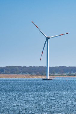Açık deniz rüzgar türbini, geleceğin yeşil enerjisi. Yenilenebilir güç kaynağı. Denizden gelen enerji kaynağı. İklim değişikliğiyle mücadelede. Almanya 'dan yeşil elektrik