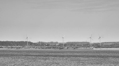 Açık deniz rüzgar türbini siyah beyaz. Geleceğin yeşil enerjisi. Yenilenebilir güç kaynağı. Denizden gelen enerji kaynağı. İklim değişikliğiyle mücadelede. Almanya 'dan yeşil elektrik