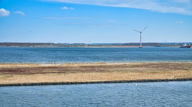 Açık deniz rüzgar türbini, geleceğin yeşil enerjisi. Yenilenebilir güç kaynağı. Denizden gelen enerji kaynağı. İklim değişikliğiyle mücadelede. Almanya 'dan yeşil elektrik