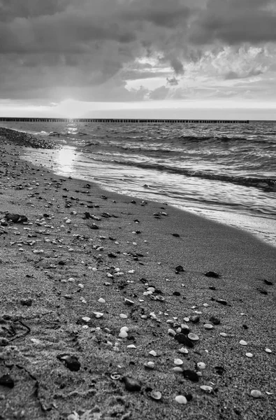 日没時にはバルト海のZingstのビーチの上の景色 黒と白の海に沿って歩く 雲を空に動かす — ストック写真
