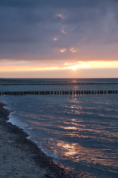 バルト海の夕日 豆の強い色 ビーチでの休暇 暗闇の中でロマンチックな気分 風景写真 — ストック写真