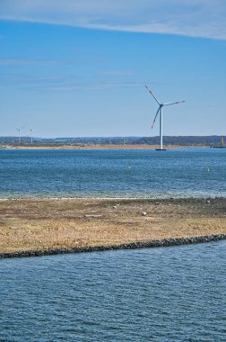 Açık deniz rüzgar türbini, geleceğin yeşil enerjisi. Yenilenebilir güç kaynağı. Denizden gelen enerji kaynağı. İklim değişikliğiyle mücadelede. Almanya 'dan yeşil elektrik