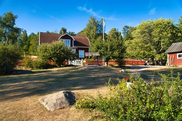 Шведський Червоний Білий Третифікаційний Будинок Смоленді Білий Паркан Зелений Сад — стокове фото
