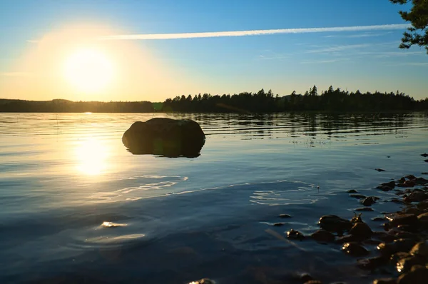 Lago Suécia Pequeno Pôr Sol Com Rocha Primeiro Plano Água — Fotografia de Stock