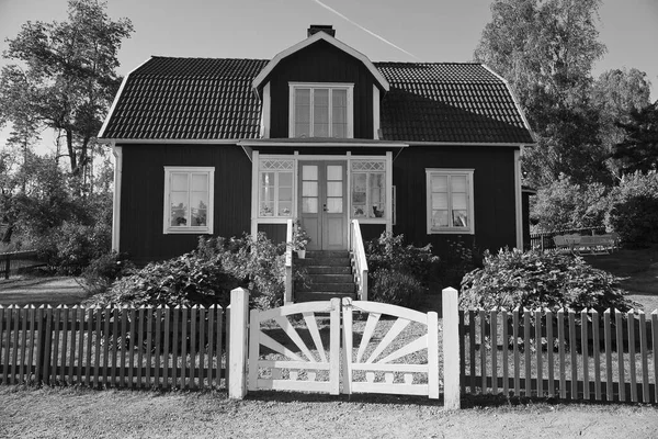 Svéd Fekete Fehérben Háromszintes Ház Smalland Fehér Kerítés Zöld Kert — Stock Fotó