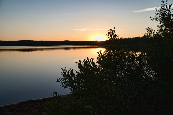 Pôr Sol Com Reflexão Sobre Lago Sueco Smalland Com Arbustos — Fotografia de Stock