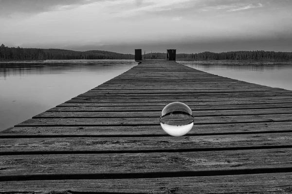 Szklana Kula Drewnianym Pomoście Nad Szwedzkim Jeziorem Zmierzchu Czerni Bieli — Zdjęcie stockowe