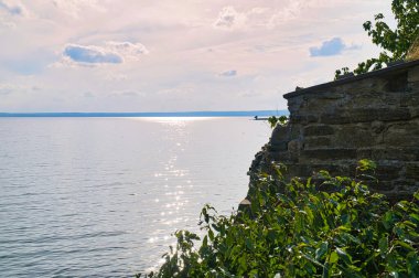 Visingsoe Adası 'ndaki Visingsborg Şatosu Vaetterm Gölü' ne bakıyor. İsveç kralının orta çağından kalma bir harabe. Peyzaj fotoğrafı