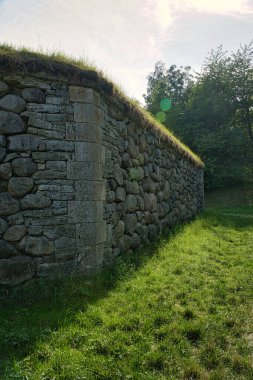İsveç 'teki Visingsborg Kalesi, Vaetterm Gölü' ndeki Visingsoe Adası 'nda. İsveç kralının Orta Çağ 'dan kalma kalıntıları. Peyzaj fotoğrafı