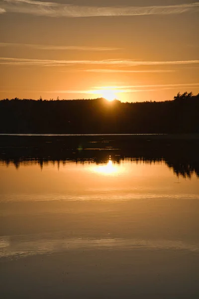 Puesta Sol Con Reflexión Sobre Lago Sueco Smalland Humor Romántico —  Fotos de Stock