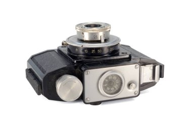 Beyaz arkaplanda izole edilmiş eski film kamerası.