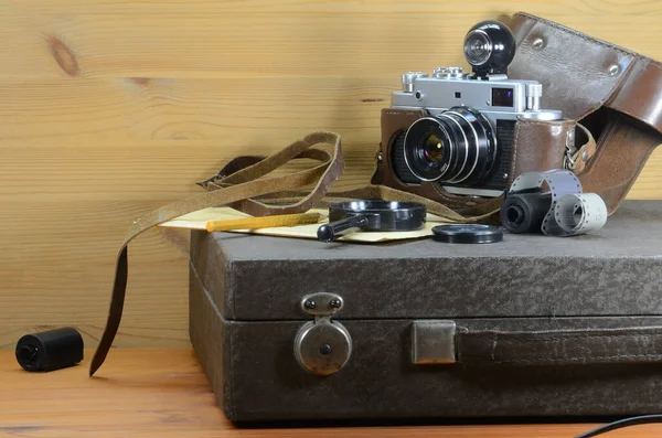 Uma Velha Câmera Filme Está Uma Mala Com Ampliador Fotográfico — Fotografia de Stock