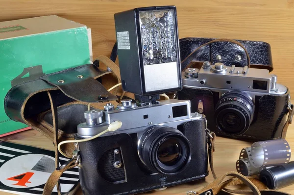 木製の背景に古いフィルムカメラ — ストック写真