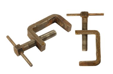 Eski paslı kıskaç beyaz arkaplanda izole edildi