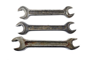 Farklı boyutlarda eski anahtarlar beyaz arka planda izole edilmiş..