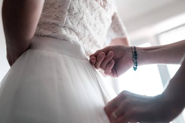 Düğün günü, gelinleri hazırlamak ve giydirmek, beyaz elbiseler giymek.