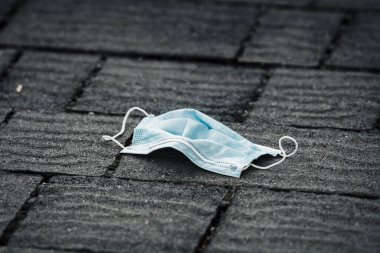 Yolda tıbbi koruyucu maske, Coronavirüs 'ü önlemek, tıbbi maske, kırpma yolu, covid-19 coronavirüs. 