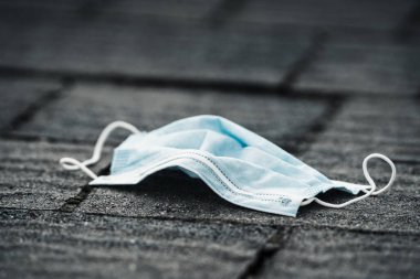 Yolda tıbbi koruyucu maske, Coronavirüs 'ü önlemek, tıbbi maske, kırpma yolu, covid-19 coronavirüs. 