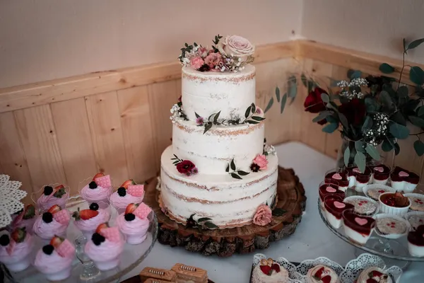 結婚式のキャンディーバー お客様のためのお菓子やデザート付きテーブル — ストック写真