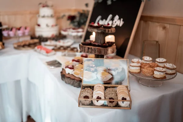 結婚式のキャンディーバー お客様のためのお菓子やデザート付きテーブル — ストック写真