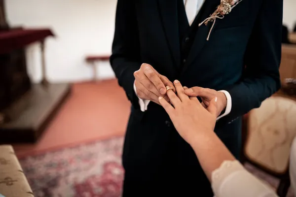 Ruce Fotografie Muže Ženy Snubním Prstenem Církevní Svatební Obřad Láska — Stock fotografie