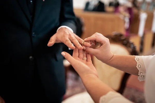 Hochzeitstag Braut Und Bräutigam Tauschen Die Trauringe Der Kirche Während — Stockfoto