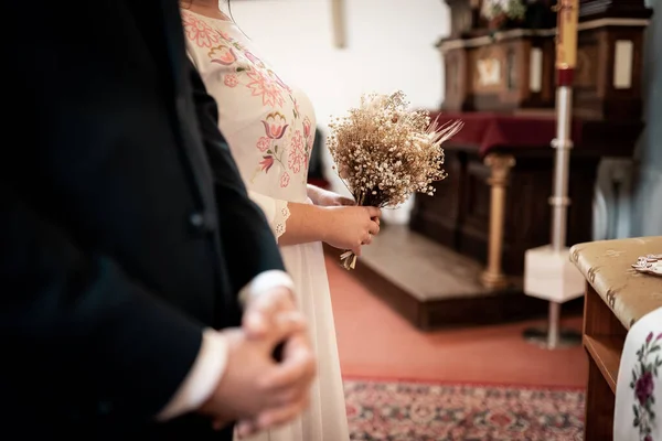 Ślub Panna Młoda Bieli Trzymając Piękny Bukiet Kwiatów Miłości Małżeństwa — Zdjęcie stockowe