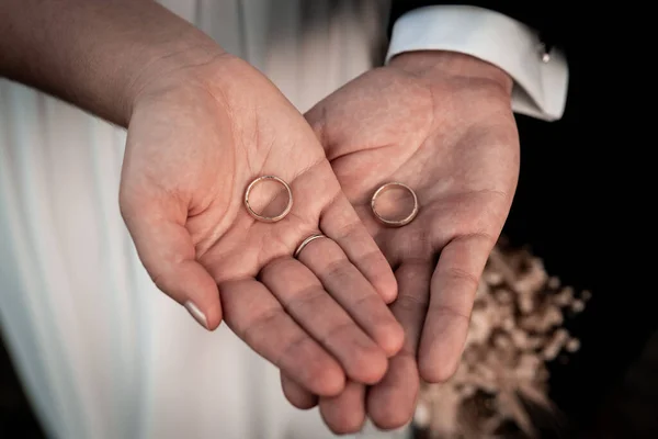 Esküvő Napja Vőlegény Menyasszony Jegygyűrűvel Fiatal Házaspár Kéz Kézben Szertartás — Stock Fotó