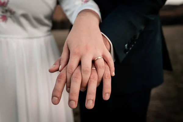 Evlen Benimle Düğün Fotoğrafı Gelin Damat Sarılıyor Romantik Genç Çift — Stok fotoğraf