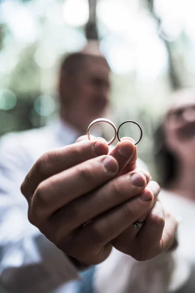 Dzień Ślubu Narzeczona Obrączkami Młode Małżeństwo Trzymające Się Ręce Ślub — Zdjęcie stockowe